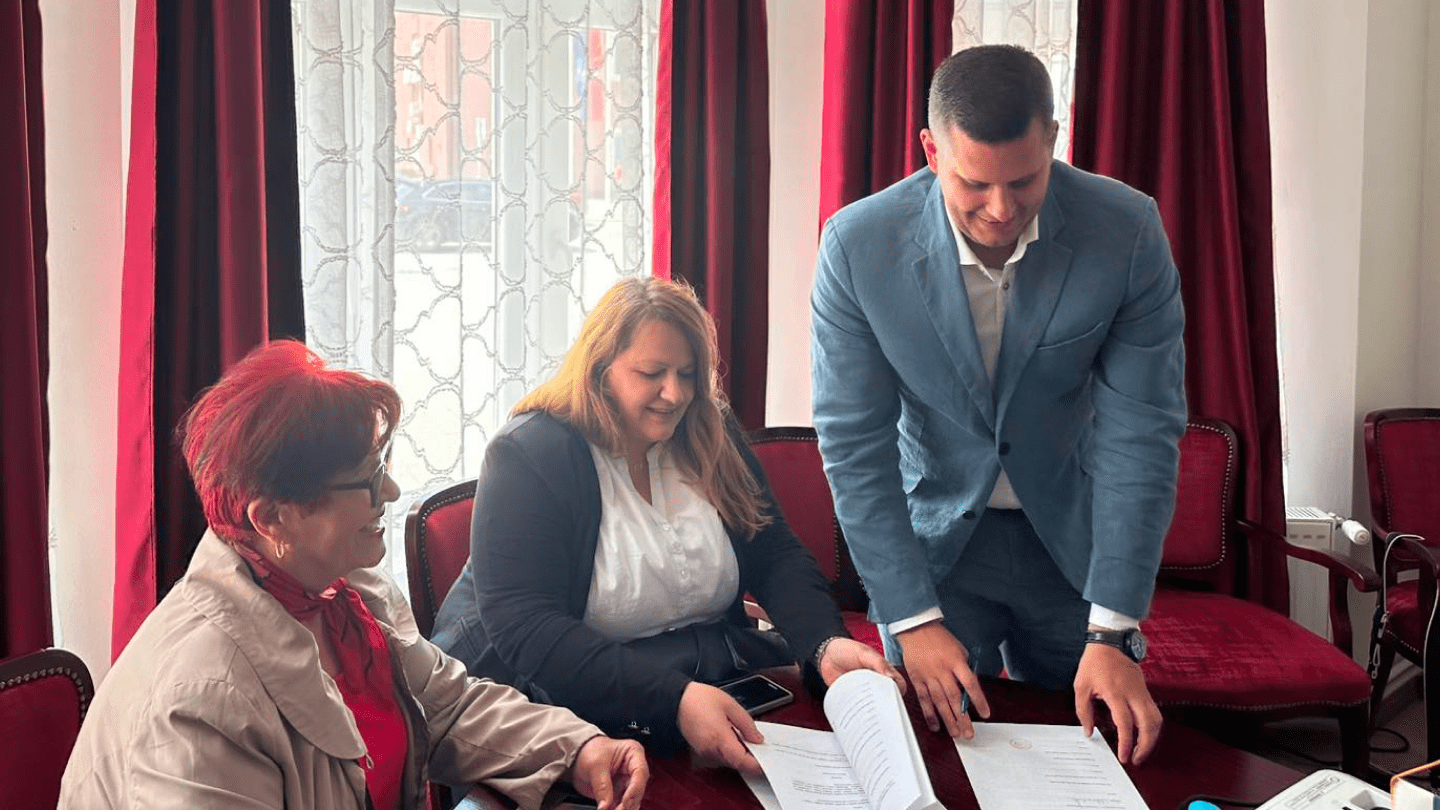 The Memorandum of Cooperation was signed today between the Red Cross of Velika Plana, the Municipality of Velika Plana,and the Velika Plana Social Welfare Center. This will further strengthen the partnership between the institutions, focusing on long-term support for the digital empowerment of citizens, while ensuring the continued development and visibility of the project at the local level.